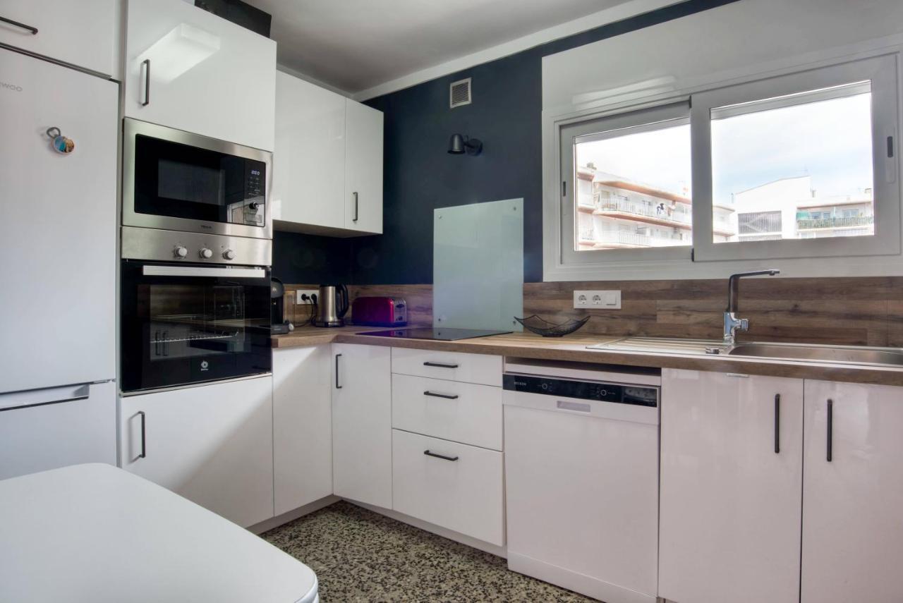 Albatros: Central 5-Person Apartment with Terrace, Parking, Near Beach Platja d'Aro Exterior photo